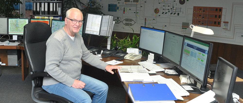 Hans-Joachim Fischer hat in der Leitwarte alle Prozesse im Blick