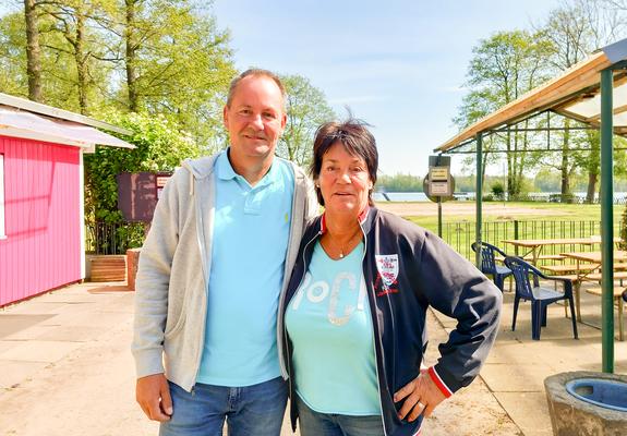 47 Jahre lang hat Marion Dahlmann die Freizeitanlage am Ostorfer See betrieben und viel Herzblut reingesteckt. Nun, mit 74 Jahren, will sie kürzertreten und übergibt an ihren Sohn Robert Dahlmann.