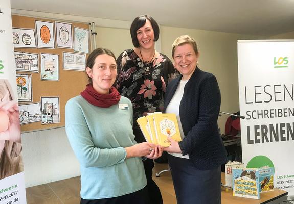 Die Kinderbuchautorin Esther Kuhn hat im Rahmen der Kinderund Jugendliteraturwoche in der Stadtbibliothek aus ihrem Buch „SOS-Mission Blütenstaub“ vorgelesen. Zwei Schulklassen machten begeistert bei der interaktiven Lesung mit.