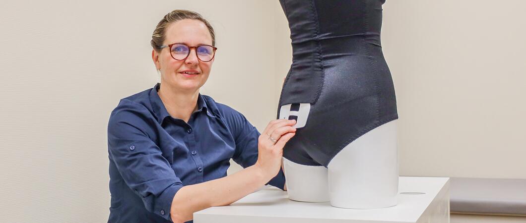 Osteoporose, auch als Knochenschwund bezeichnet, ist eine Erkrankung, von der viele betroffen sind. STOLLE klärt am Aktionstag über Vorbeugung, Symptome und Hilfsmittel auf.