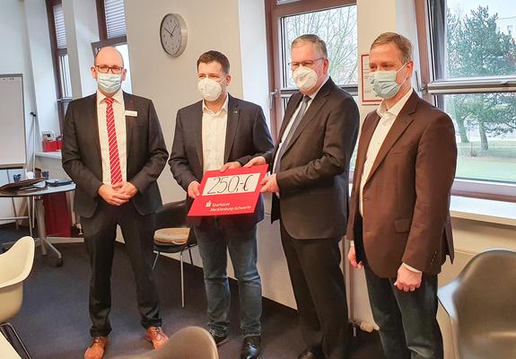 Am 3. März 1997 öffneten sich erstmals die Türen der neuen Sparkassen-Filiale in Neu Zippendorf. 20 Jahre später gab es wieder Grund zum Feiern – die Filiale erstrahlte nach Umbau in neuem Glanz.