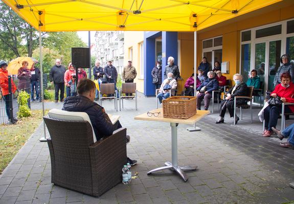 Klappstuhl einpacken, vorbeikommen und den Vorlesern lauschen – das steht auch in diesem Jahr wieder auf dem Programm. Von 11 bis 17 Uhr lesen am 29. August stadtbekannte Persönlichkeiten aus ihren Lieblingsbüchern