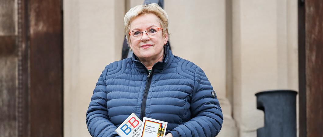 In diesem Jahr ist es wieder soweit: Die Wahl der Jugendschöffen für die Amtszeit von 2024 bis 2028 steht an. Schöffen sind die Vertreter des Volkes bei der Rechtsprechung in Strafsachen und maßgeblich an der Verurteilung von Beschuldigten beteiligt.