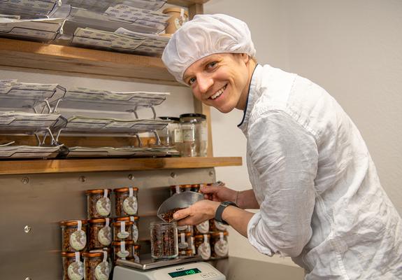 Als Basis dienen Schalenfrüchte und Saaten, geröstet in etwas Kokosöl und Agavendicksaft, mit einem Hauch echter Vanille und naturreinem Meersalz