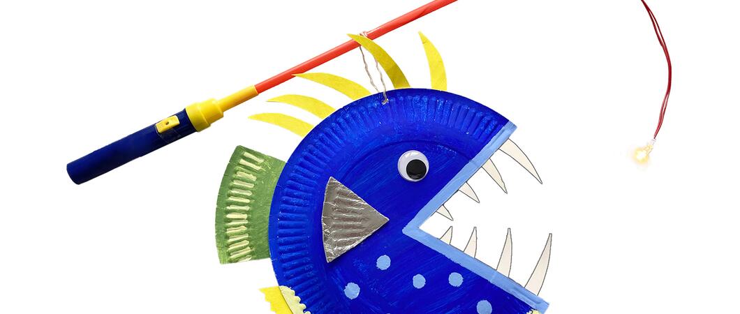 Im November ist es kalt und düster – genauso wie in der Tiefsee. Der Laternenfisch als Do-it-yourself-Tipp dieses Monats passt deshalb perfekt in die Jahreszeit. Er bringt Licht ins Dunkel und sicherlich Kinderaugen zum Leuchten.