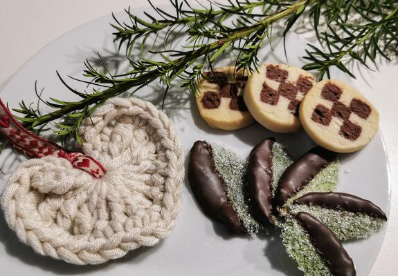 Plätzchen und Pralinen sind eine beliebte Nascherei in Wintertagen, aber je nach Rezept recht aufwendig. Die Schoko-Minz-Blätter mit Zuckerkruste sind dagegen ganz einfach.