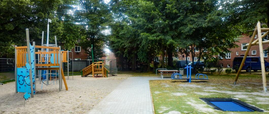 Seit dem ersten Juli-Wochenende ist er endlich eröffnet, der neue Spielplatz in der Geibelstraße. Bereits 2021 beteiligte der Eigenbetrieb SDS – Stadtwirtschaftliche Dienstleistungen Schwerin Kinder und Jugendlichen bei der Neugestaltung des Spielplatzes.