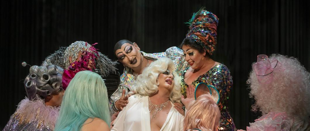Nach einer Unterbrechung von mehr als zwei Jahren bietet das Mecklenburgische Staatstheater ab Oktober 2022 wieder regelmäßig den Theatertag an, an dem die Karten im Großen Haus in allen Sitzplatzkategorien 15,00 Euro kosten.