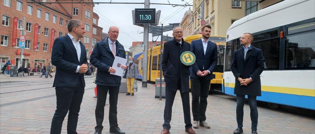 Verkehrsminister Christian Pegel mit Oberbürgermeister Rico Badenschier und den Landräten der Landkreise Nordwestmecklenburg und Ludwigslust-Parchim, Tino Schomann und Stefan Sternberg  bei der Vorstellung des Gutachtens