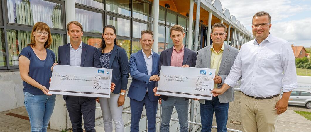V.l.n.r.: Silke Schönrock, Hanno Nispel, Madlen Schult, Dr. André Nientiedt, Karsten Schultz, Karsten Arndt und Sebastian Ehlers bei der Spendenübergabe