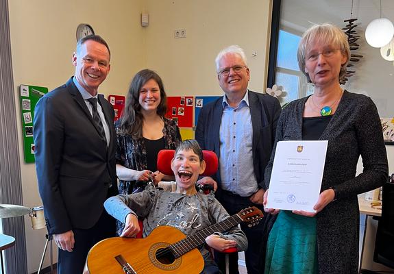 So könnte eine Musikstunde mit Friederike Steinberg beginnen: „Musik macht Spaß, Musik tut gut…“ klingt es durch den Gruppenraum im Förderhaus der Dreescher Werkstätten in Schwerin.
