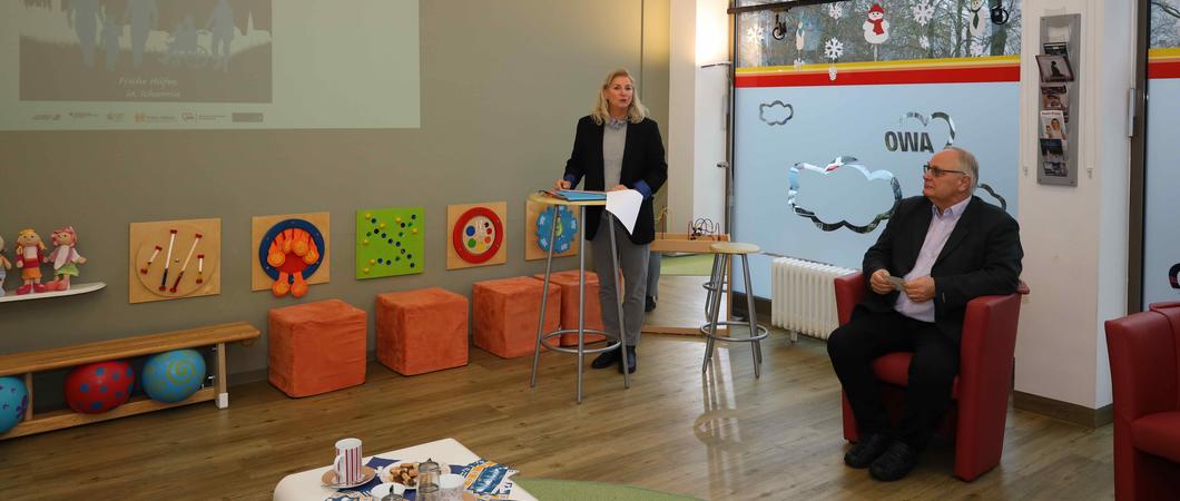 Jaqueline Danschke aus dem Fachdienst Jugend (l.) und AWO-Geschäftsführer Axel Mielke bei der Vorstellung der Familien-App im AWO-Treff, Foto: maxpress