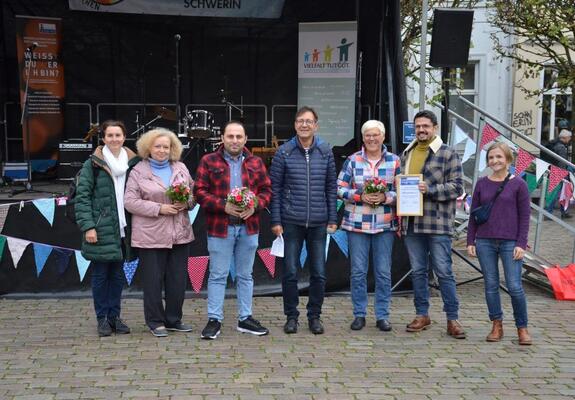 Vize-OB Bernd Nottebaum (4.v.l.) verlieh den Annette-Köppinger-Preis 2022 an den Verein „Miteinander-Ma’an“. Stellvertretend nahmen Almut Lüpkes (3.v.r.) und Asem Alsayjare (2.v.r) die Auszeichnung entgegen