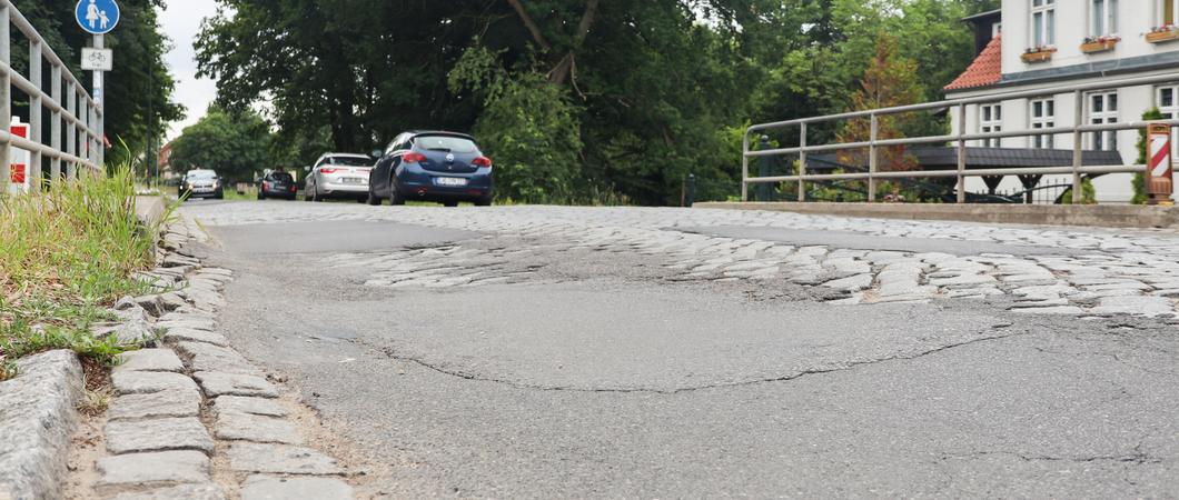 Ab kommenden Montag (28.6.21) geht der grundhafte Ausbau der Rogahner Straße weiter. Für den 1,5 Kilometer langen Bauabschnitt sind Gesamtkosten von ca. 8,3 Millionen Euro veranschlagt.