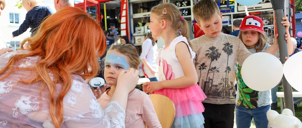 Das Wetter passte und die Kirschbäume auf dem weitläufigen Gelände der Kita Kirschblüte ließen ihre Blütenblätter leuchten – besser hätten die Bedingungen beim diesjährigen Fest der Einrichtung der Kita gGmbh nicht sein können.