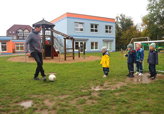 Da leuchteten die Kinderaugen, als Aurel Witt von den Stadtwerken Schwerin höchstpersönlich mit den Kindern der Kita „Reggio Emilia“ Fußball spielte und auf die neuen Tore schoss.