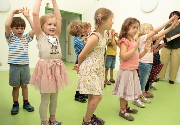 Die Gänseblümchen-Gruppe der Kita Villa Traumland mit Erzieherin Ute Dose sangen Lieder zur Eröffnung der Krippe Wunderland und führten einstudierte Tänze auf, Fotos: maxpress/Matti Kruck