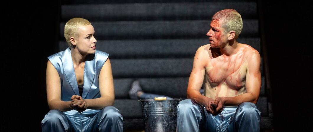 Der nächste Theatertag, am 30. März 2024, bietet noch einmal die Chance, alle drei Teile der „Orestie“ mit großem Ensemble an einem Abend auf der Bühne im Großen Haus des Mecklenburgischen Staatstheaters zu erleben