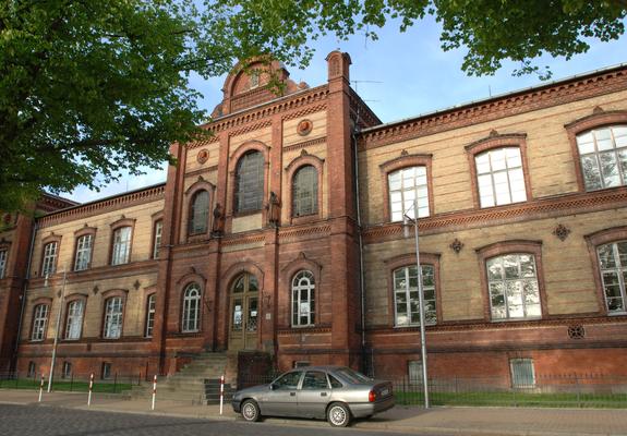 Das Fridericianum, kurz „Fritz“, stellt zugeich die Sichtachse über die Wasserfläche des Sees, zu den eindrucksvollen Großherzoglichen Verwaltungsbauten am Westufer, her.