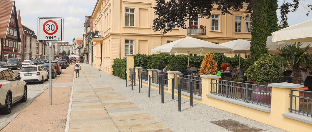 Bis Ende nächster Woche werden im Großem Moor zwischen der Werderstraße und der Grünen Straße 40 "kluge" Bäume gepflanzt. "Die Silberlinde ist sehr clever. Wenn die Sonnenstrahlung zu stark ist, dreht sie die Unterseite ihrer Blätter einfach nach oben"