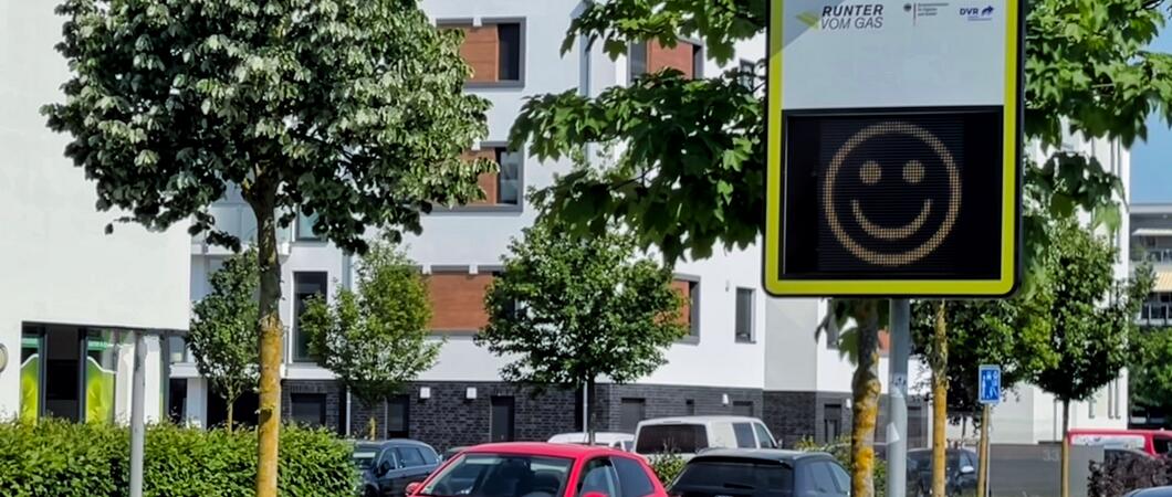 Ein breites Lächeln für Tempo 30, ein trauriges Smiley für Temposünder in der Speicherstraße, Foto: LHS/Ulrike Auge
