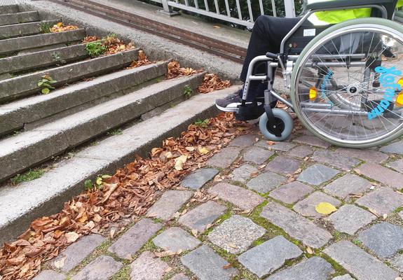 Es gilt, für den Stand der Barrierefreiheit in der Landeshauptstadt kritisch zu sensibilisieren sowie für künftige Maßnahmen zur behindertengerechten Ausrichtung kommunaler Entscheidungen zu sensibilisieren.