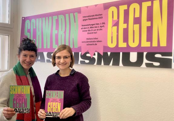 Katrina Schmitz, Koordinierungs- und Fachstelle „Demokratie leben!“ und Maren Jakobi, Fachstelle Integration (v.l.), präsentieren das Programm der Internationalen Wochen gegen Rassismus, Foto: LHS/Josephine Glöckner