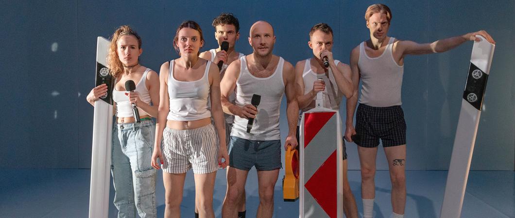 Regisseurin Nina Gühlstorff bringt den im Februar 2022 erschienenen Bestseller von Hendrik Bolz „Nullerjahre“ mit dem Schauspielstudio und Ensemblemitgliedern des Mecklenburgischen Staatstheaters auf der Bühne der M*Halle zur Uraufführung