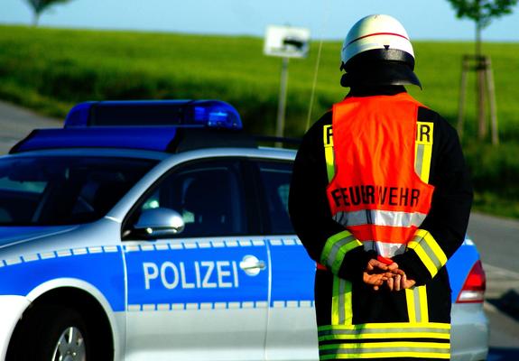 Am Gründonnerstag, dem 14.4. gegen 11.25 Uhr fuhr ein 8-jähriger Junge ukrainischer Herkunft mit seinem Fahrrad auf dem Parkplatz der Notunterkunft in der Werkstraße. Die Mutter war anwesend.