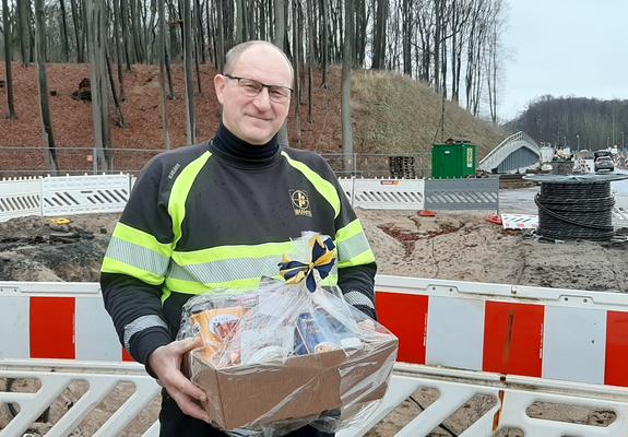 Wernfried Heinz Müller ist der ehrliche Finder, der auf der benachbarten Baustelle arbeitet. Dank seiner Jagdpassion ist das Diebesgut wiederaufgetaucht.
