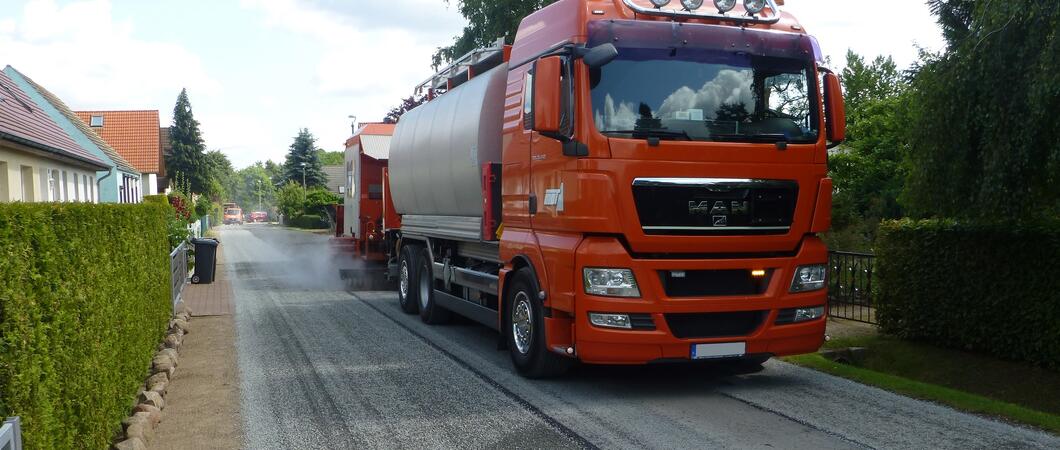 Fahrzeuge wie diese sind bei den Arbeiten des Reparaturzuges auf den Schweriner Straßen im Einsatz, Foto: SDS