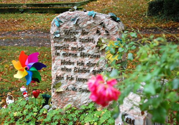 Gemeinsam stillgeborener Kinder gedenken, sich gegenseitig Trost und Hoffnung spenden, das wünschen sich Eltern, Großeltern, Geschwister, viele Angehörige und Freunde.