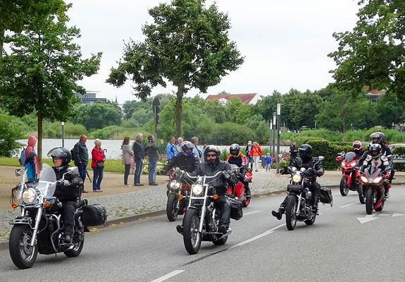 Es ist Sonntagvormittag, die Sonne scheint und der Himmel ist blau – beste Bedingungen für die Motorradliebhaber, einen Ausflug mit dem Zweirad zu machen. Am schönsten ist es dabei, in der Gruppe mit Freunden unterwegs zu sein.