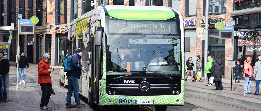 Auf dem Weg zu einer klimaneutralen Stadt setzt sich der Schweriner Nahverkehr für einen „sauberen ÖPNV“ (öffentlicher Personennahverkehr) ein und legt dabei vermehrt den Fokus auf Elektromobilität.