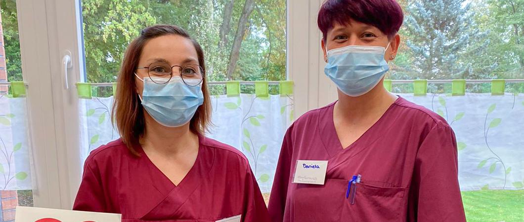 Azubi Ines Stöltzel (l.) wird von Praxisanleiterin Daniela Schade begrüßt