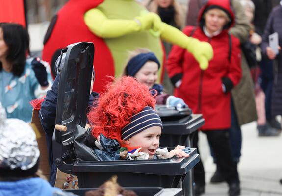 Heute dürfen Schulkinder, Vereinsmitglieder und Einzelpersonen nach dem jährlichen Frühjahrsputz die Schrubberparty auf dem Bertha-Klingberg-Platz feiern.