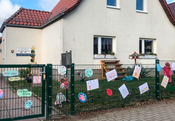 Die Kinder der Kira in Neumühle haben Bilder gemalt, um damit das Kitagebäude zu schmücken