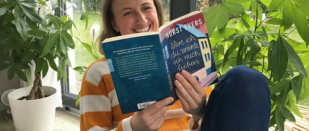 hauspost-Redakteurin Janine Pleger empfiehlt das Buch „Wäre ich du, würde ich mich lieben“