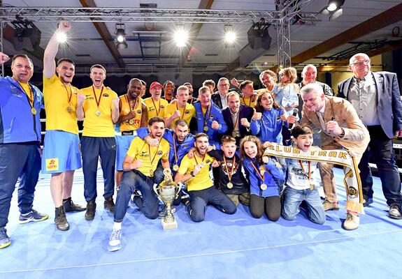 Zum achten Mal haben sich die Boxer des BC Traktor Schwerin die deutsche Meisterschaft gesichert. Mit nur einer Niederlage und einem Unentschieden setzte sich der Titelverteidiger souverän durch.