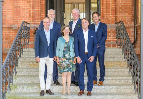 V.l.: Nis-Peter Beck, Dr. Robert Moll (Geschäftsführer), Annette Schroeder-Smakman (Geschäftsführerin), Jakob Leverkus, Dr. Karl Werner, Bernd Nottebaum (Stellvertreter des OB), Foto: maxpress