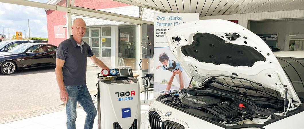 Serviceleiter Andreas Meyer mit einem der neuen Geräte zur Wartung der BMW Klimaanlagen mit besonders umweltschonendem Kältemittel