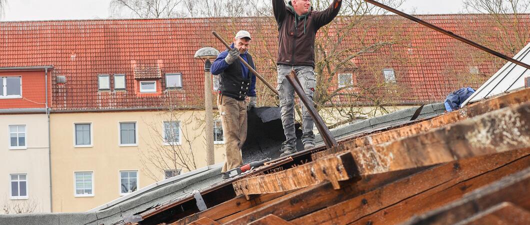 Nun kann endlich die Sanierung des Daches beginnen.