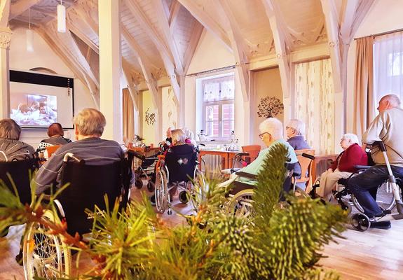 Beim eigenen Kino erleben die Bewohner Kultur, Gemeinschaft und kognitive Förderung