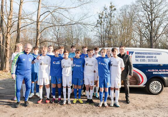 Wer in der Landesliga kickt, läuft gerne im coolen Dress auf – erst recht in der richtigen Größe