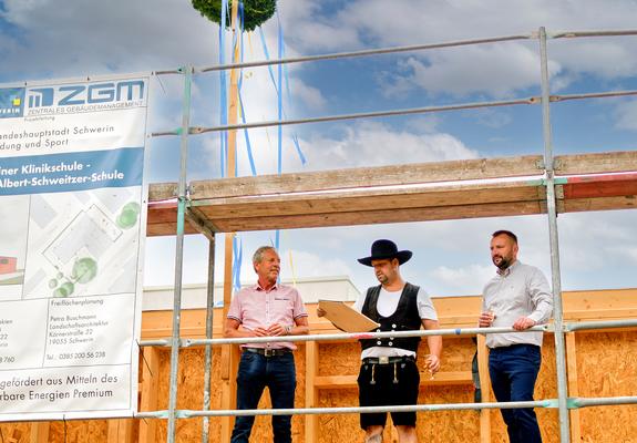 Auf dem Gelände der Helios Kliniken fand im Juni das Richtfest für die neue Klinikschule statt.