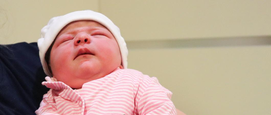 „Wir hatten nur eine ambulante Geburt geplant“, erzählt die Mutter mit ihrer neugeborenen Tochter Mina auf dem Arm. Mina ist die 800. Geburt dieses Jahr in den Helios Kliniken Schwerin.