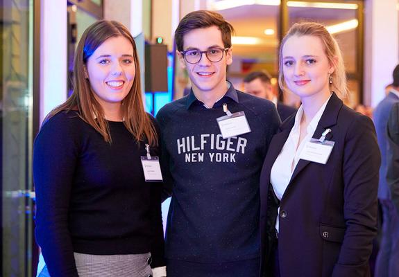 Louisa Mallien, Fabian Barth und Celia Drückhammer (v.l.n.r.) sind von der praktischen Ausrichtung ihres Humanmedizinstudiums begeistert