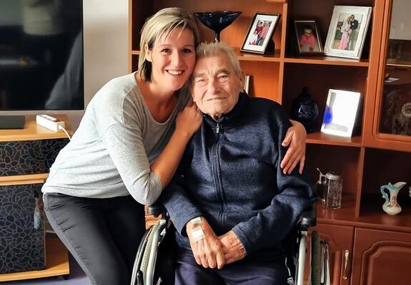 Katharina Kokles (Foto, l.) und ihr Schwieger-Opa Paul Kokles (r.) ziehen gemeinsam ins Augustenstift zu Schwerin ein, Foto: Katharina Kokles