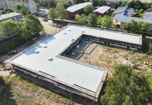 Die Kita entsteht direkt in der Brahmsstraße – mit einer Außenspielfläche, die dem Straßenverkehr abgewandt ist, Fotos: ZGM