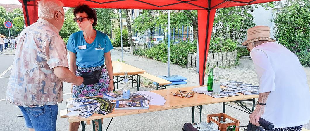 Beim Weststadtfest haben bereits viele Menschen die Möglichkeit genutzt, sich über Unterstützungsmöglichkeiten im Alter zu informieren. In Lankow gibt es nun bald wieder eine Gelegenheit, Foto: Netzwerk für Menschen